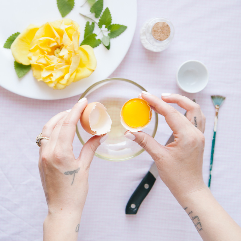 Как правильно: украсить десерт живой розой