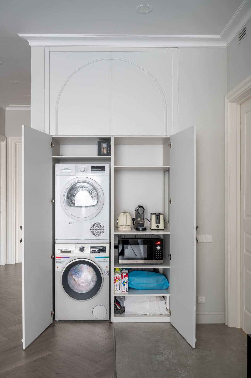 Шкаф с декоративной аркой