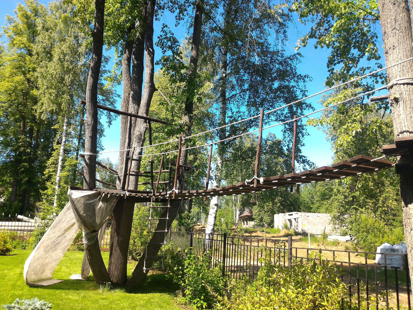 Подвесной мост для игр на дереве