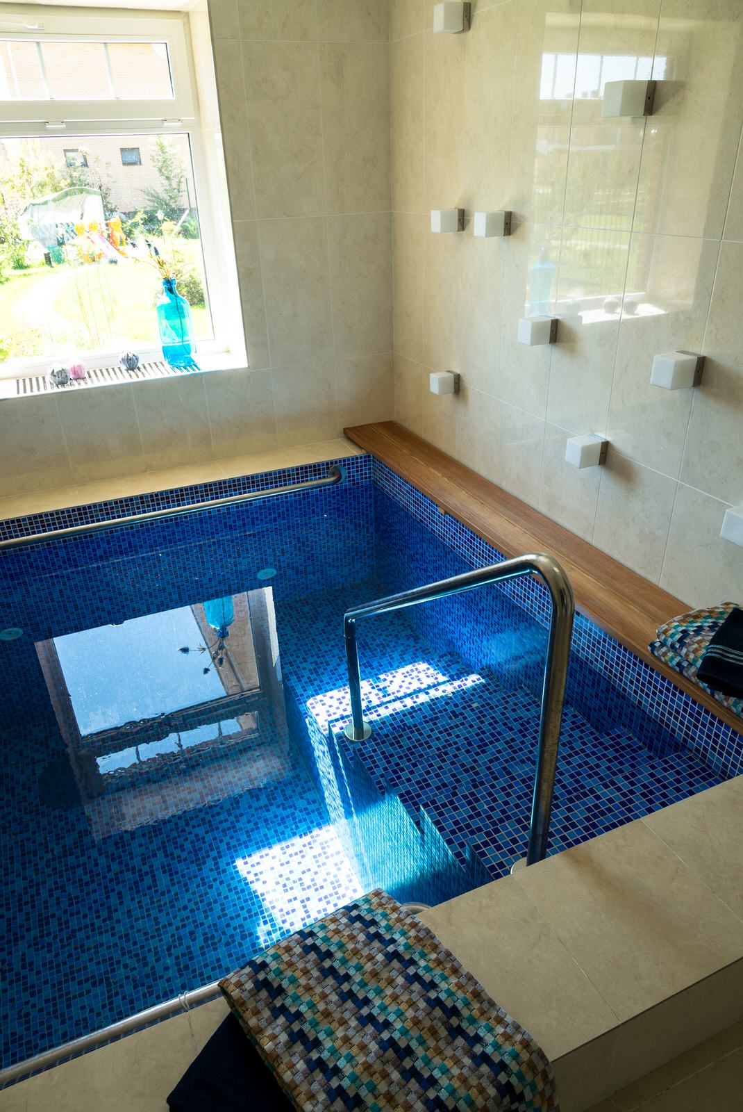 Художественная сборка панно из мозаики