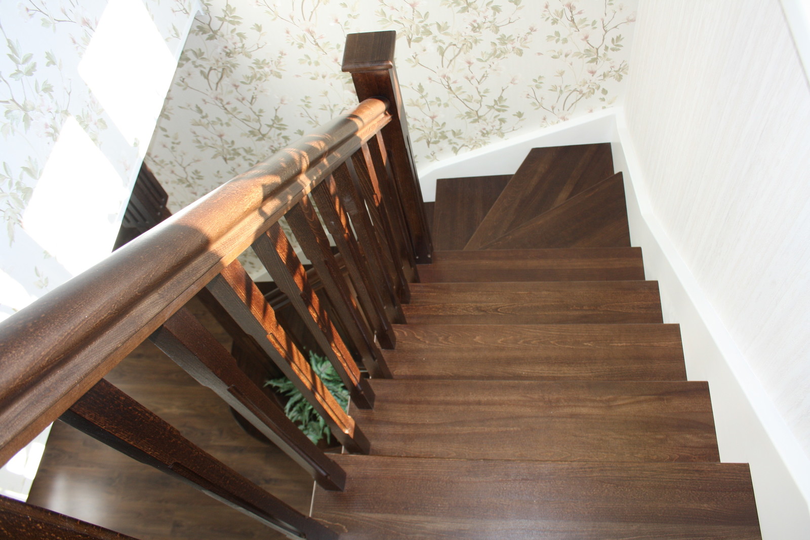 Лестница из бука с контрастной покраской