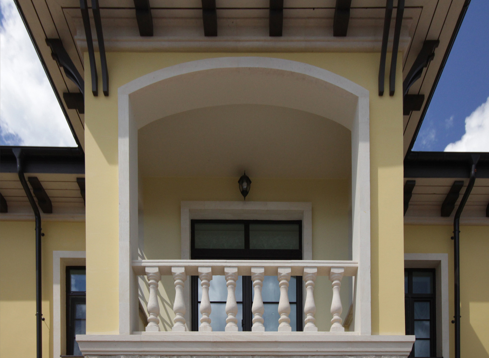 Дом в тосканском стиле. Вид балкона над входом
