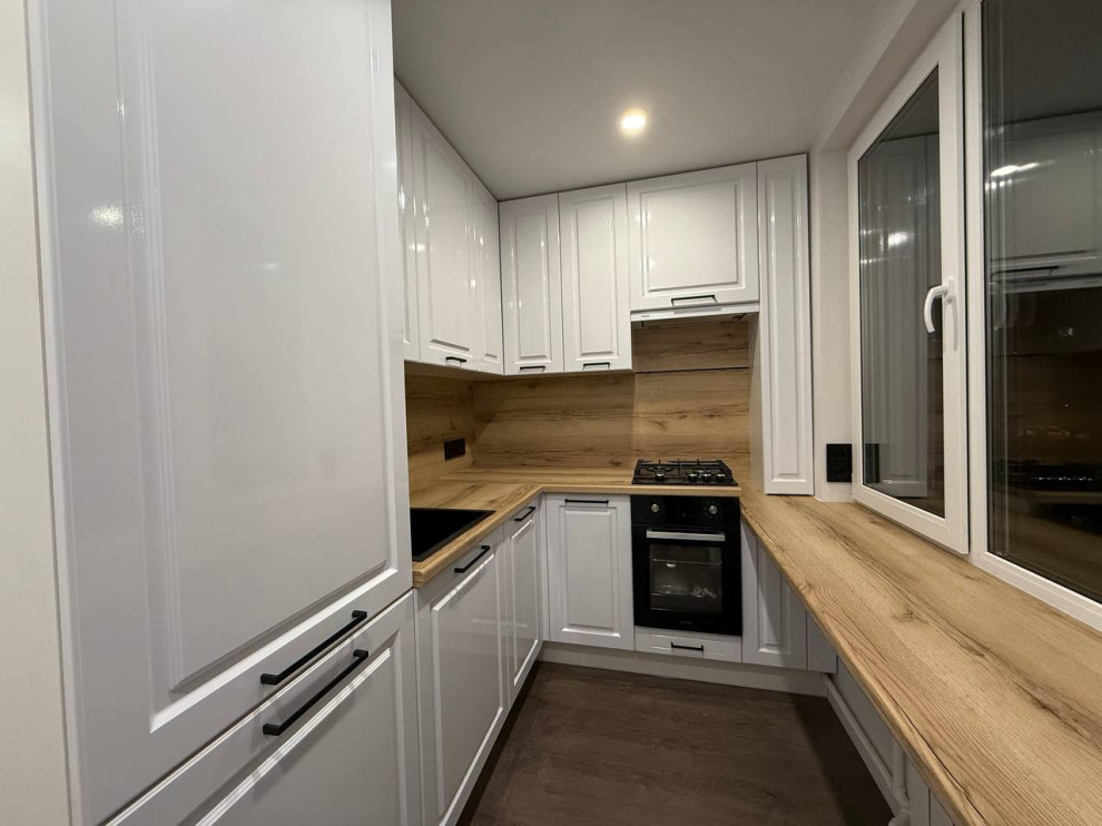 Метро Большевиков, Дом 1960 года постройки.