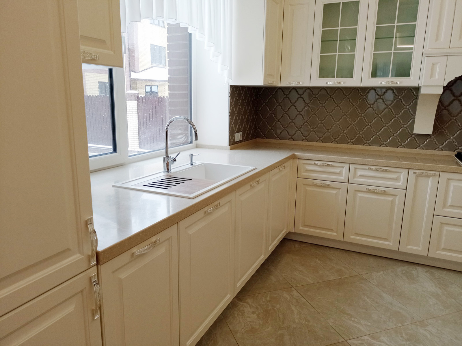 Кухня Париж в стиле современной классики