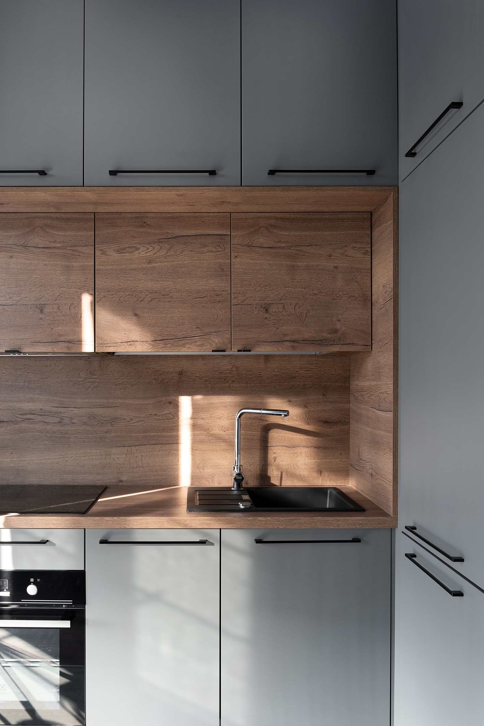 Спокойный, темный интерьер с элементами дерева