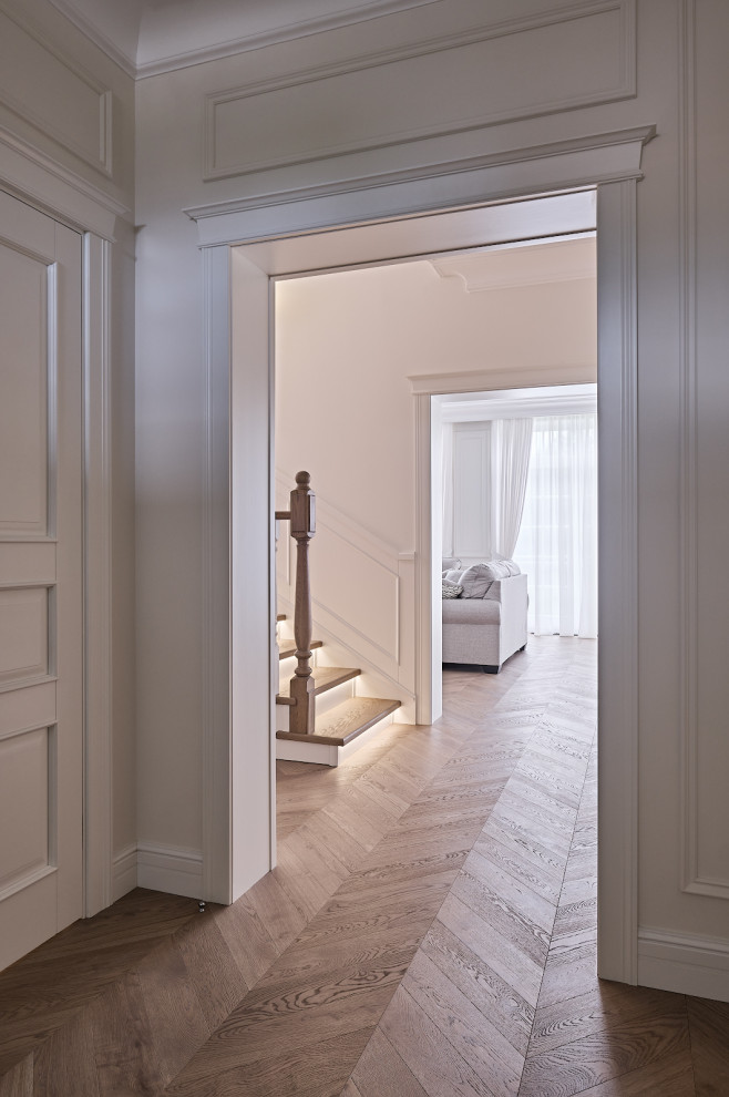 Белый Леон в светлом интерьере