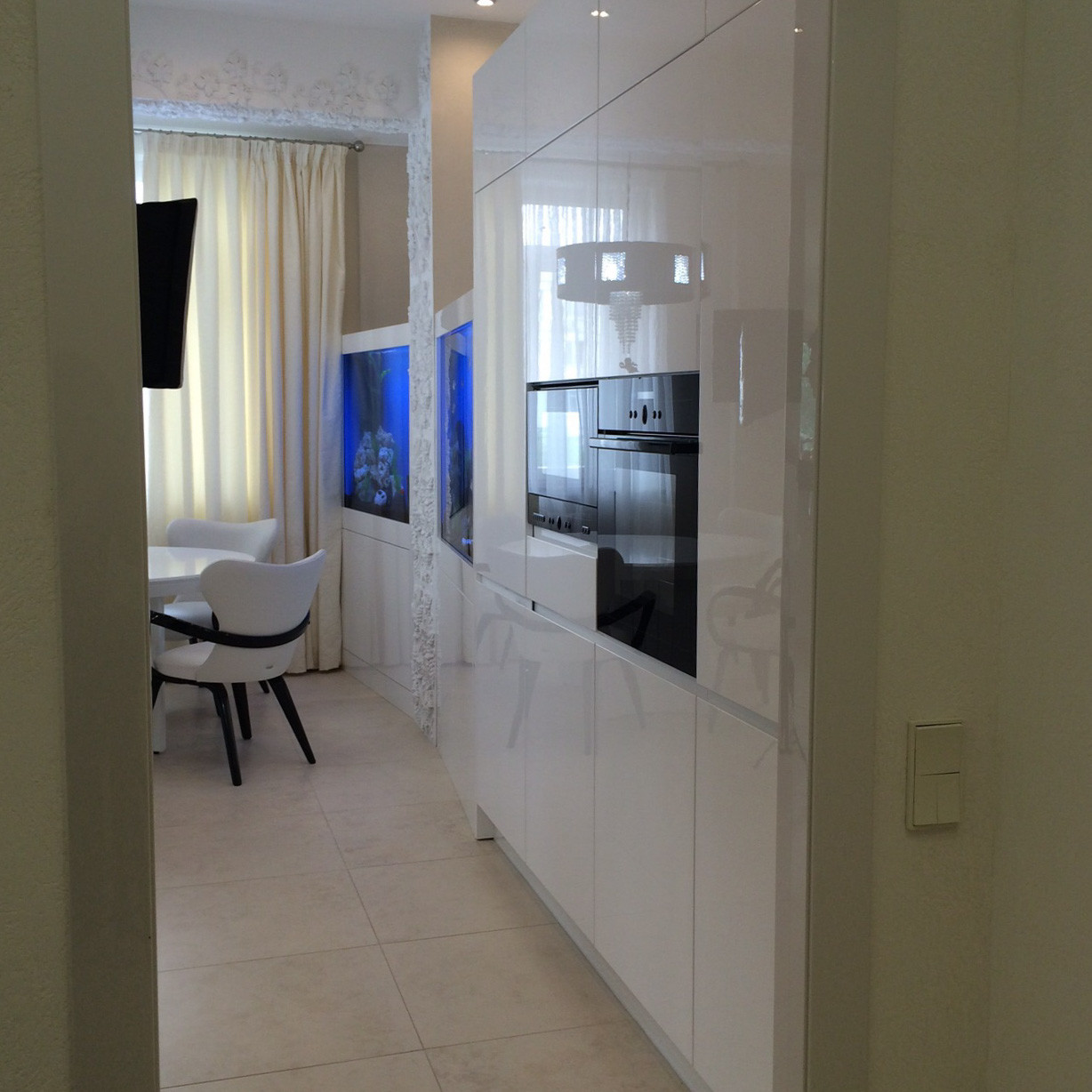 Кухня-волна, совмещенная с аквариумами