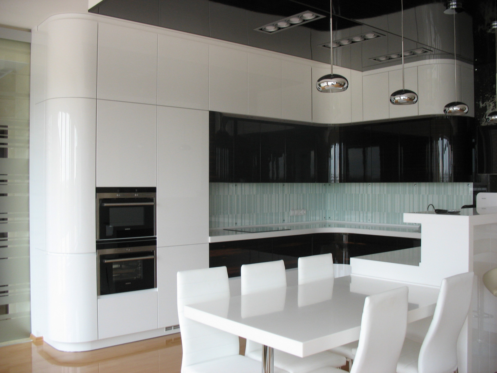 Обложка проекта: Кухня белая эмаль + шпон