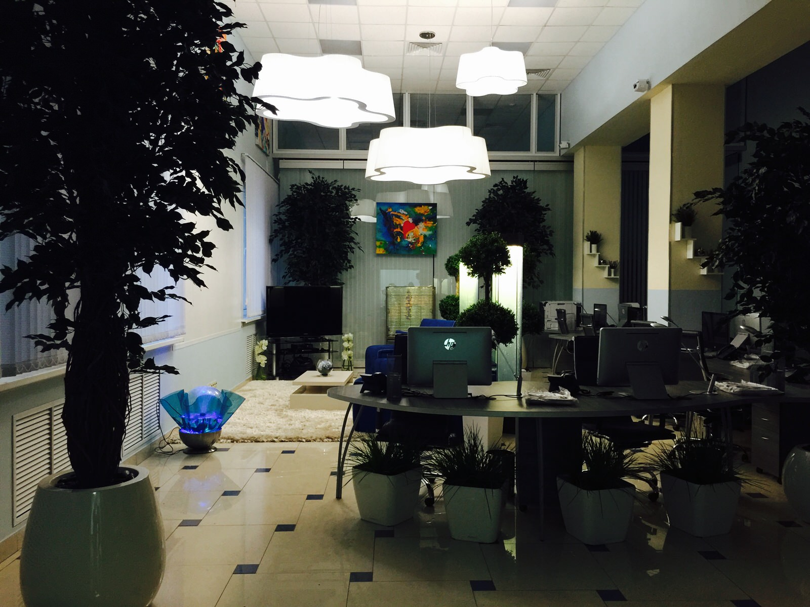Офис с деревьями