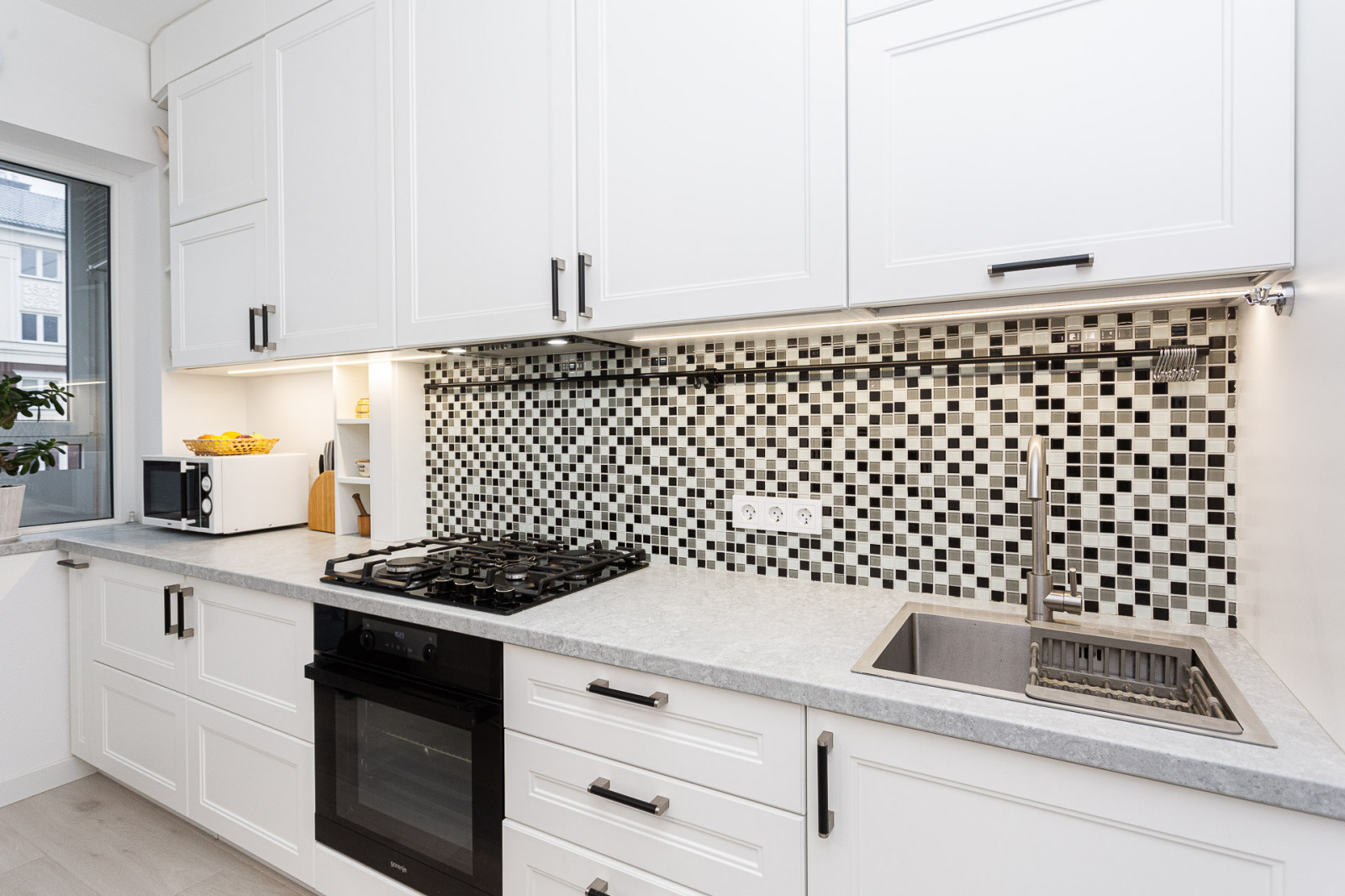 Черно-белая кухня с фартуком мозаика