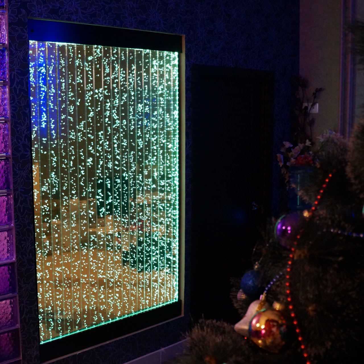 Фото производимой продукции: пузырьковые панели и колонны, интерьерные водопады