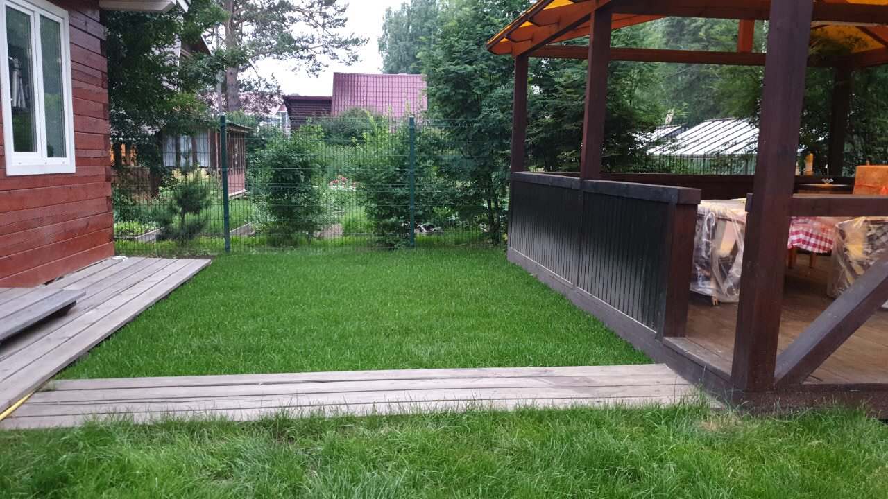 Укладка рулонного газона