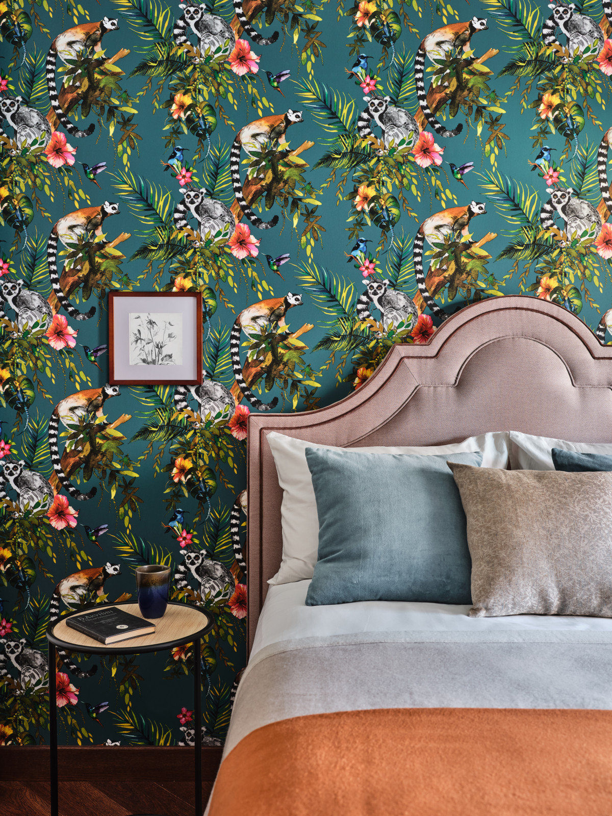 Яркий интерьер с антикварным декором