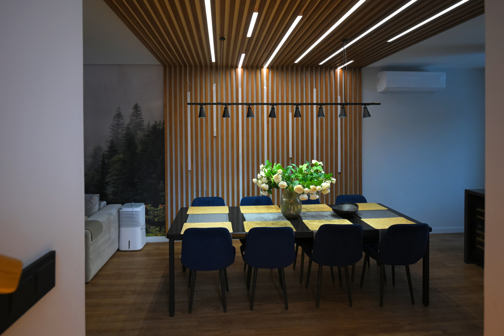 Коттедж в Чукреевке с природными фресками и рейками с подсветкой