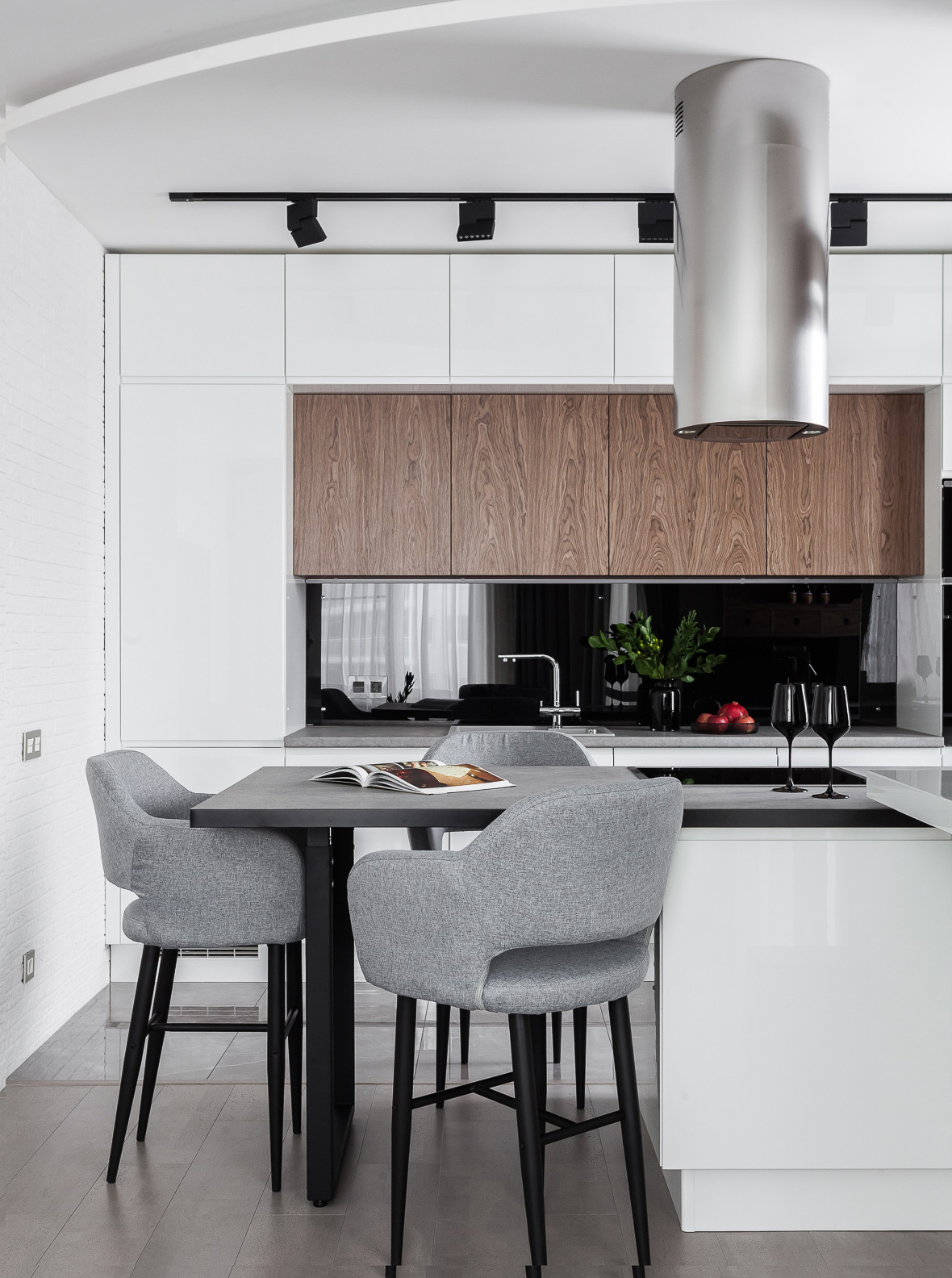 Компактная трехкомнатная квартира с круглой кроватью