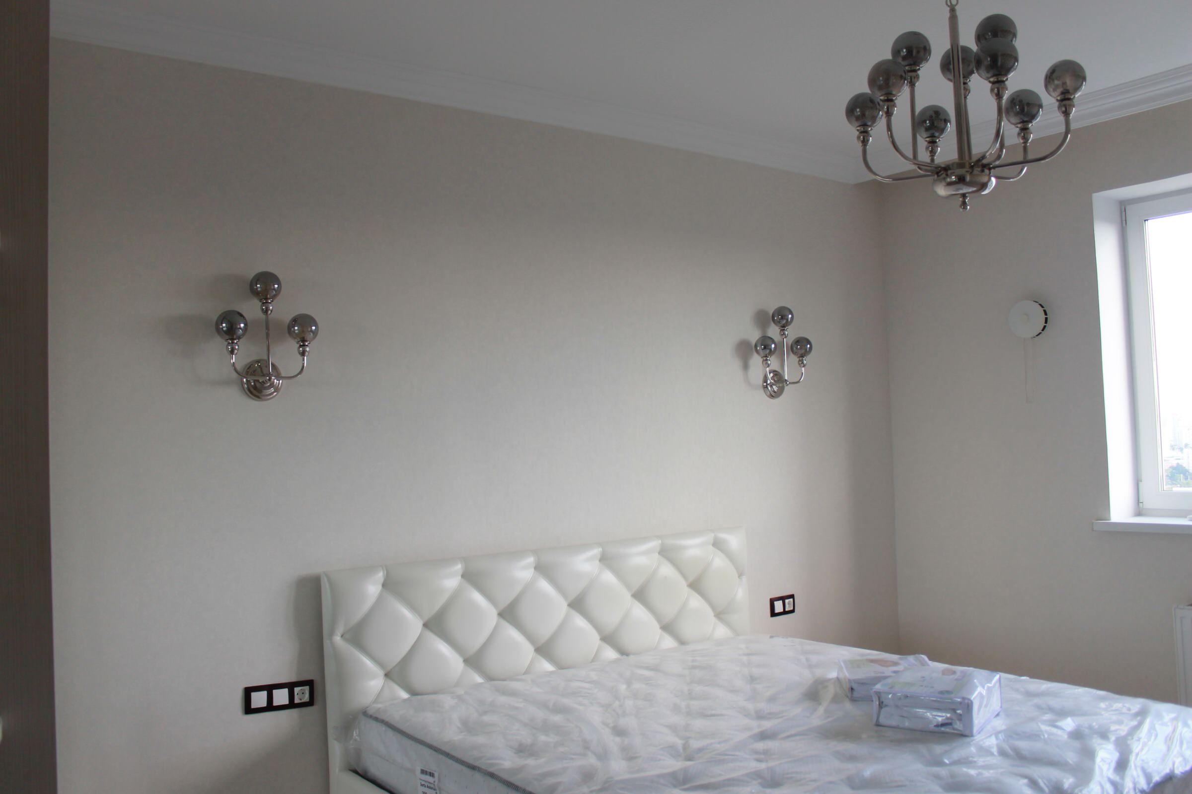 Квартира в стиле современной классики в фиолетовых тонах