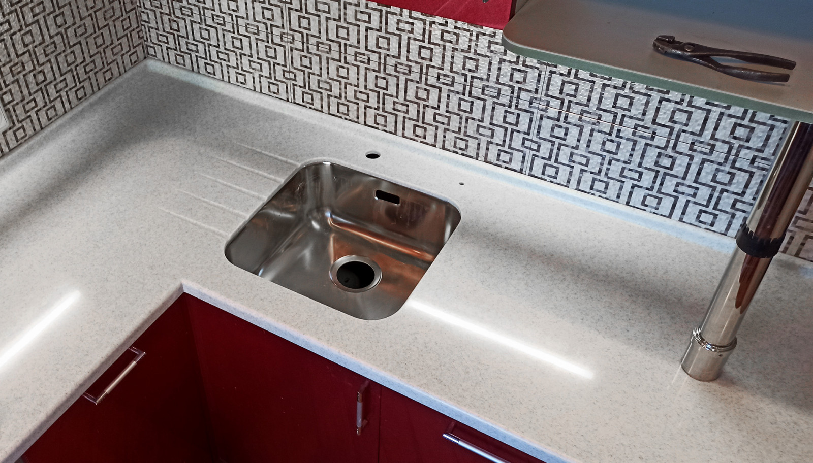 Серая кухонная столешница из искусственного камня Staron