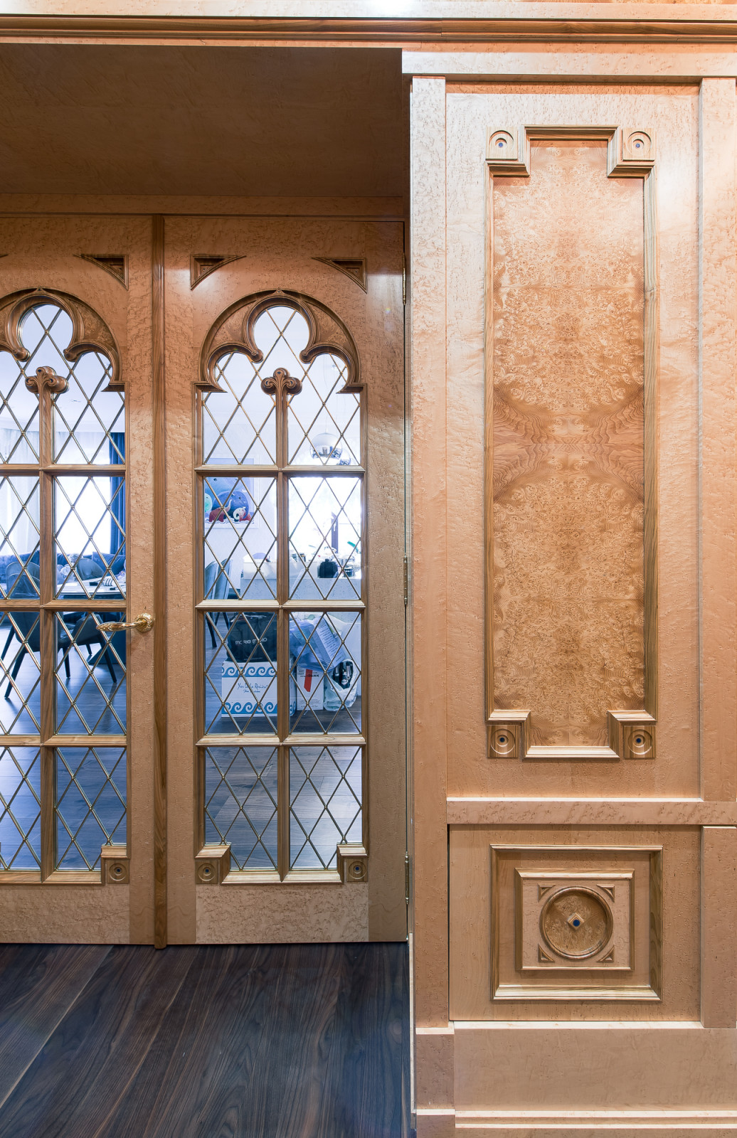 Прихожая и коридор в отделке декоративным шпоном.