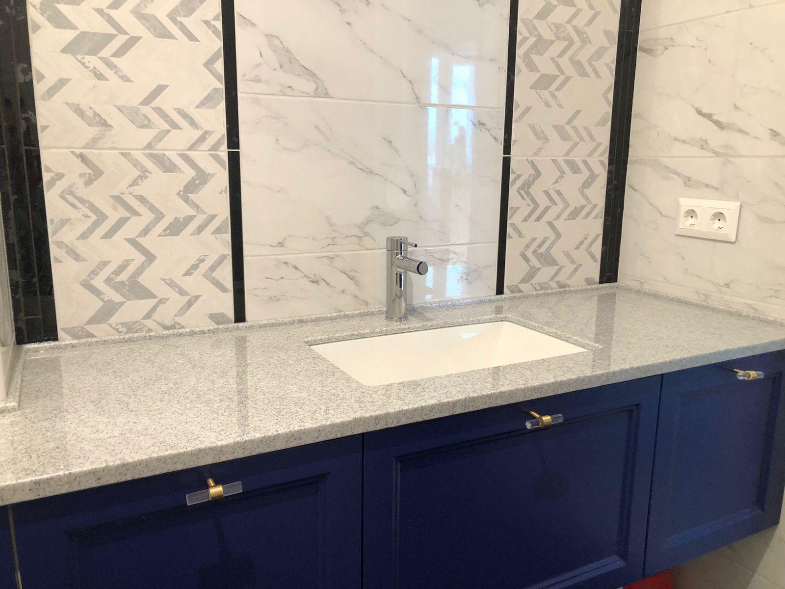 Обложка проекта: Столешница из акрилового камня в санузле