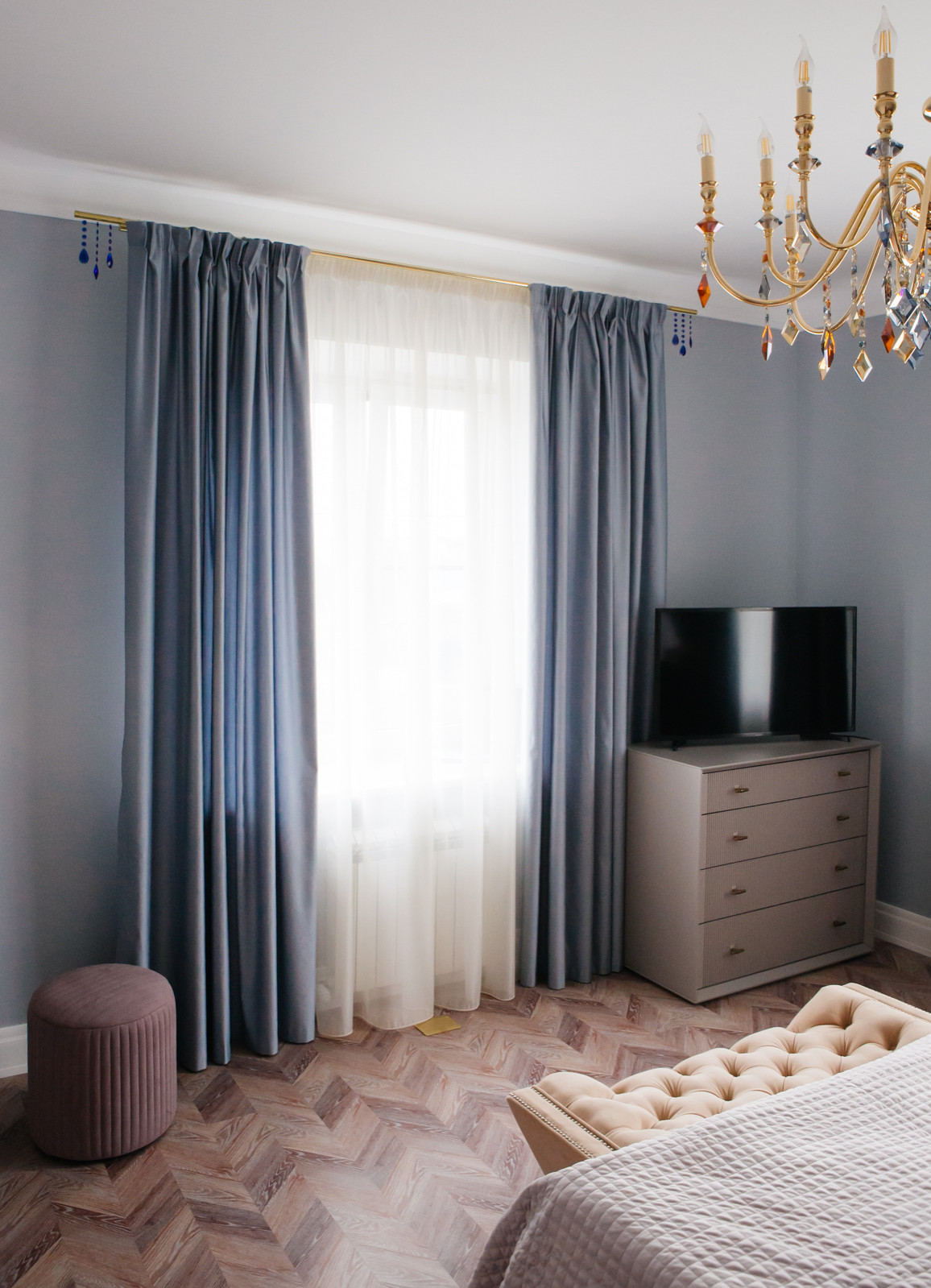 Обложка проекта: Голубые бархатные шторы для спальной