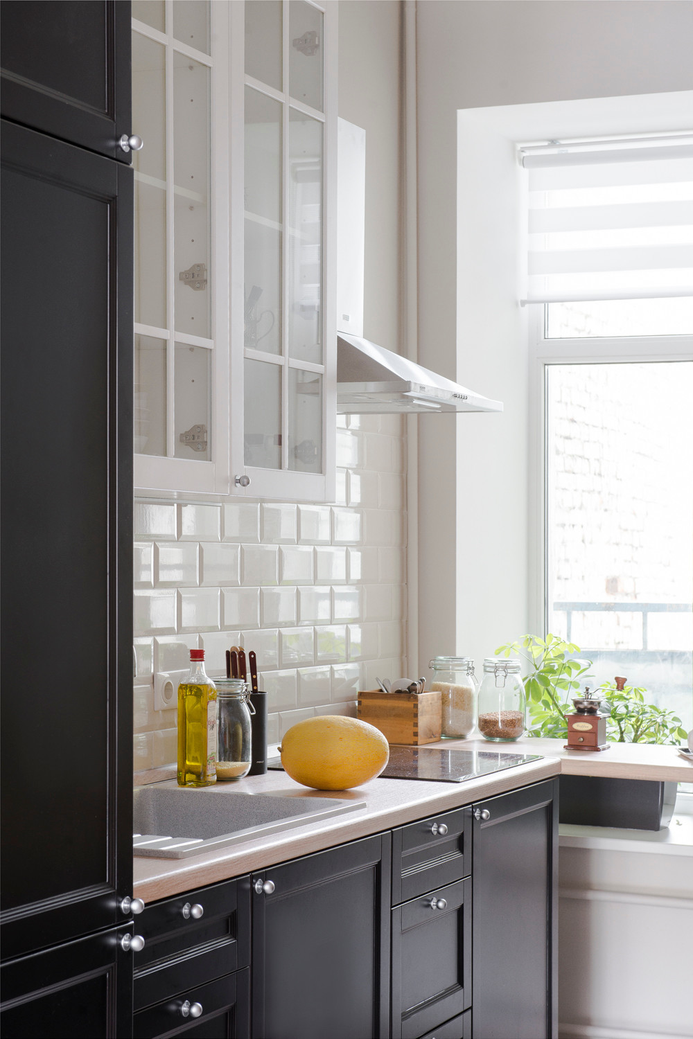 Кухня, декоративные балки и мебель в квартире с современным дизайном