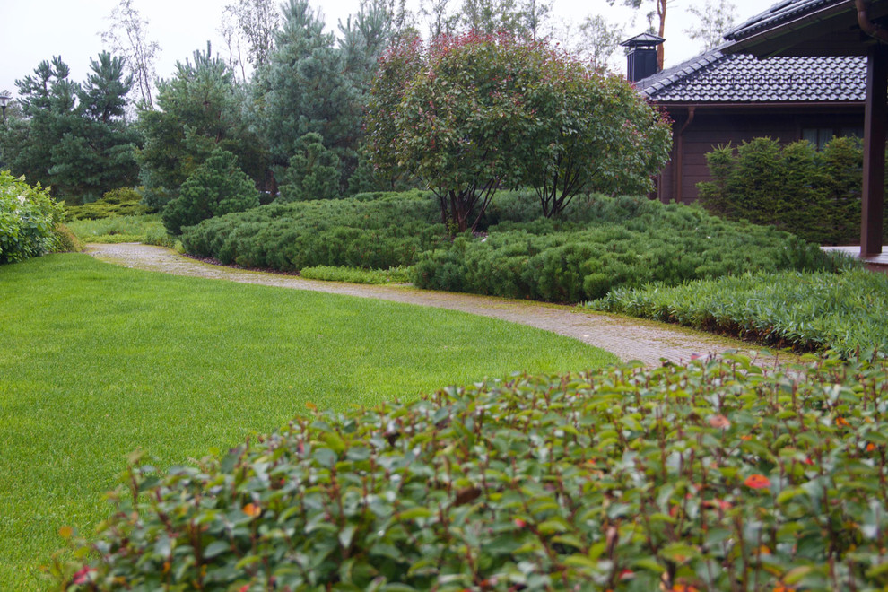 Большой дом на высоком берегу реки