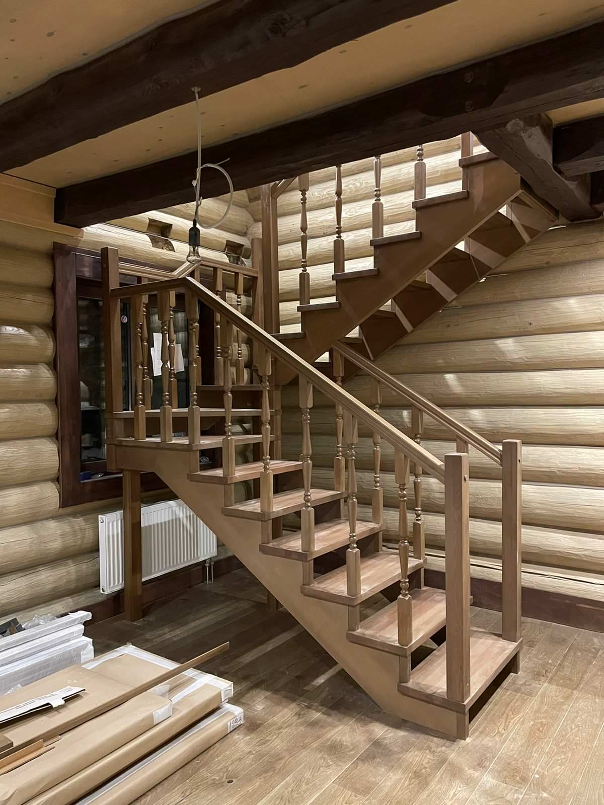 маленька деревянная лестница в гостевом доме