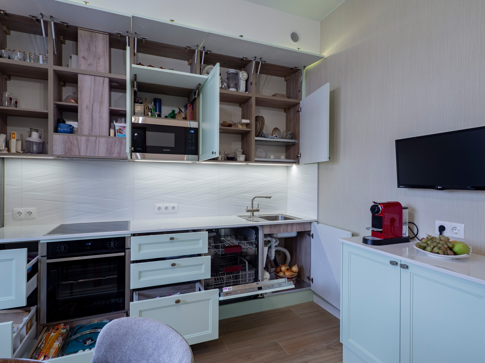 Нежная светло-мятная кухня в стиле неоклассика