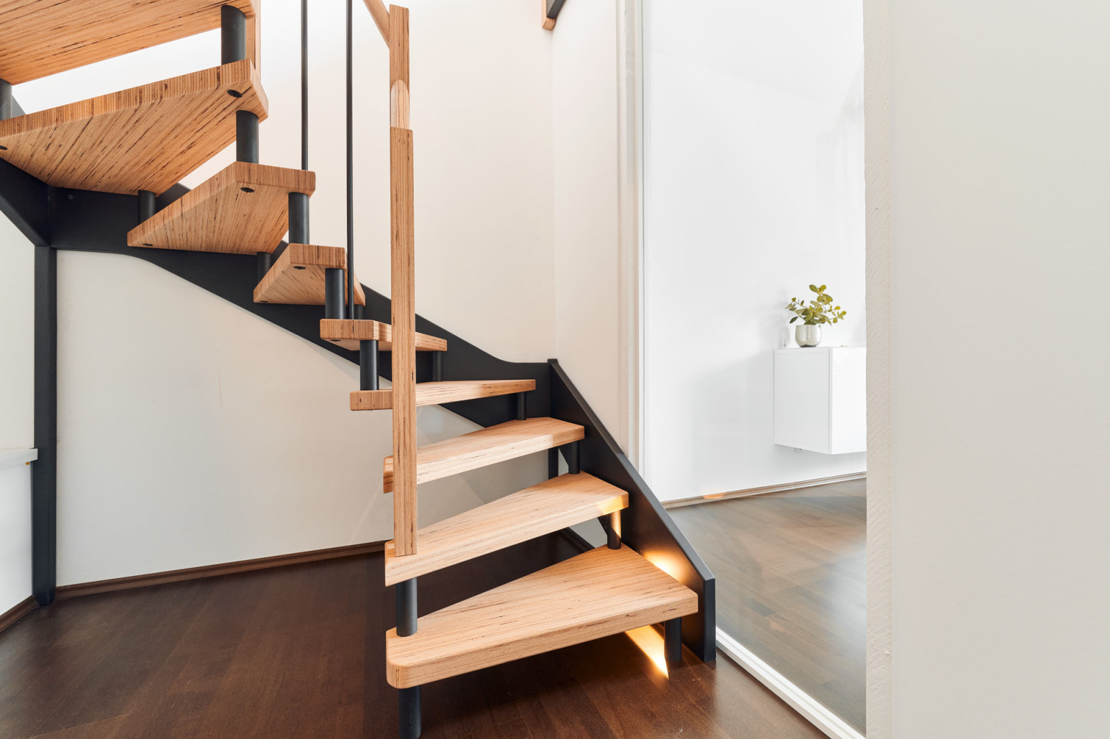 Лестница в квартире (BauBuche и элементы с эффектом необработанной стали)