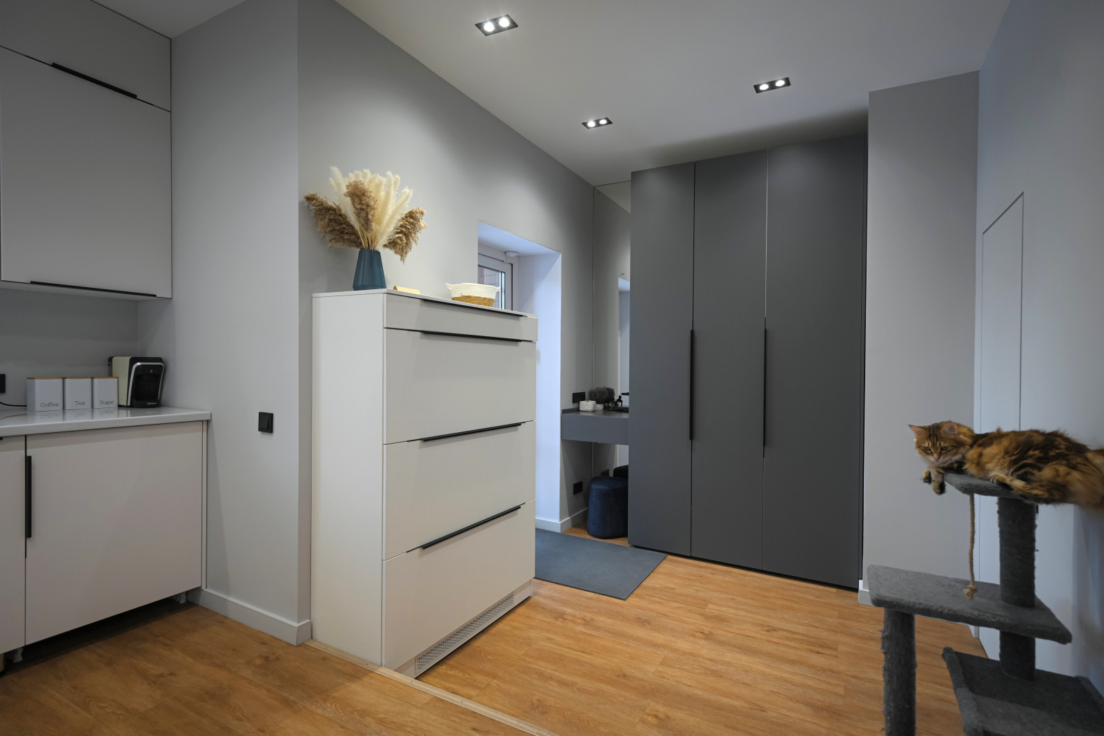 Коттедж в Чукреевке с природными фресками и рейками с подсветкой