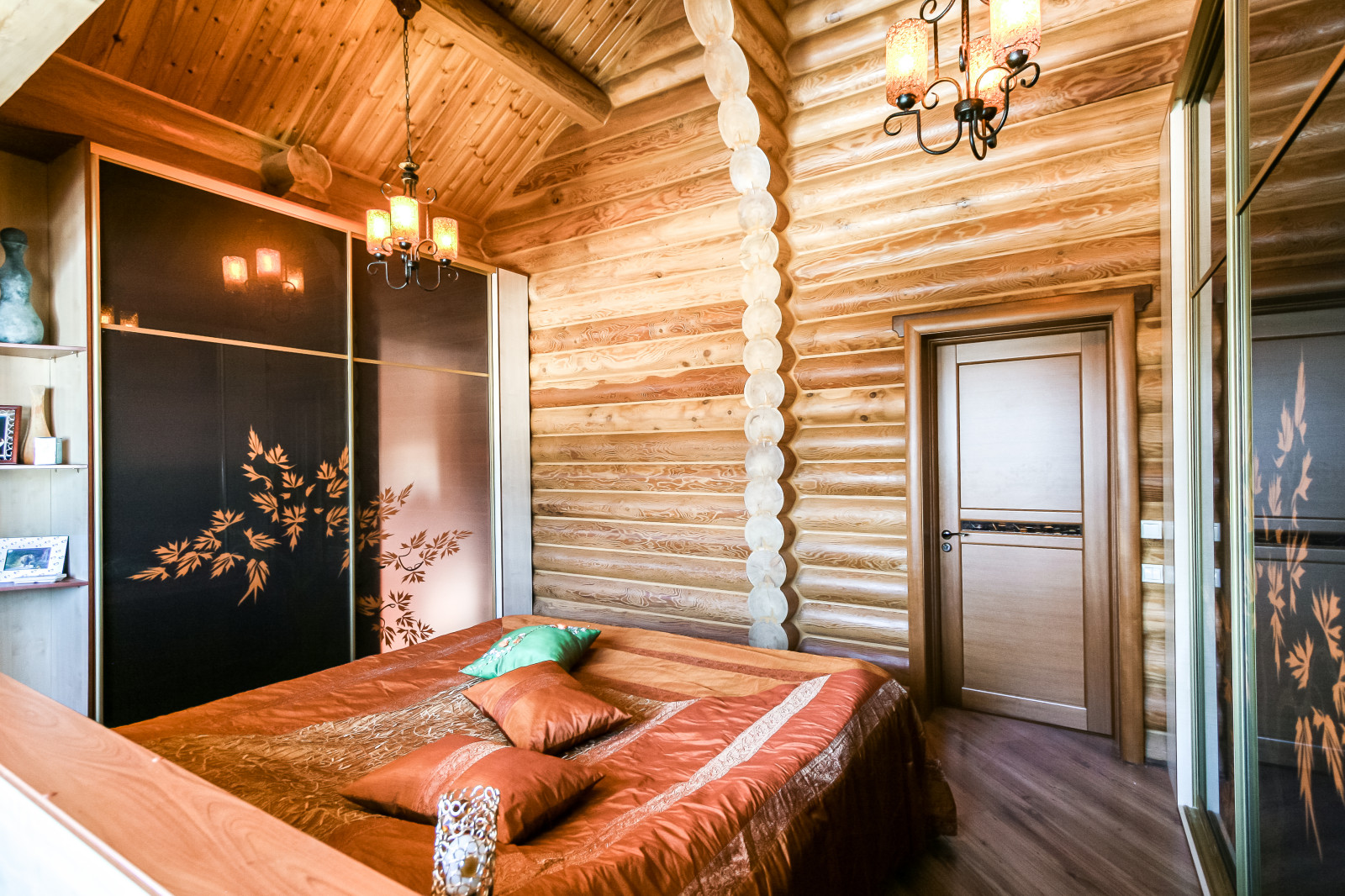 Спальная комната в деревянном доме из оцилиндрованного бревна