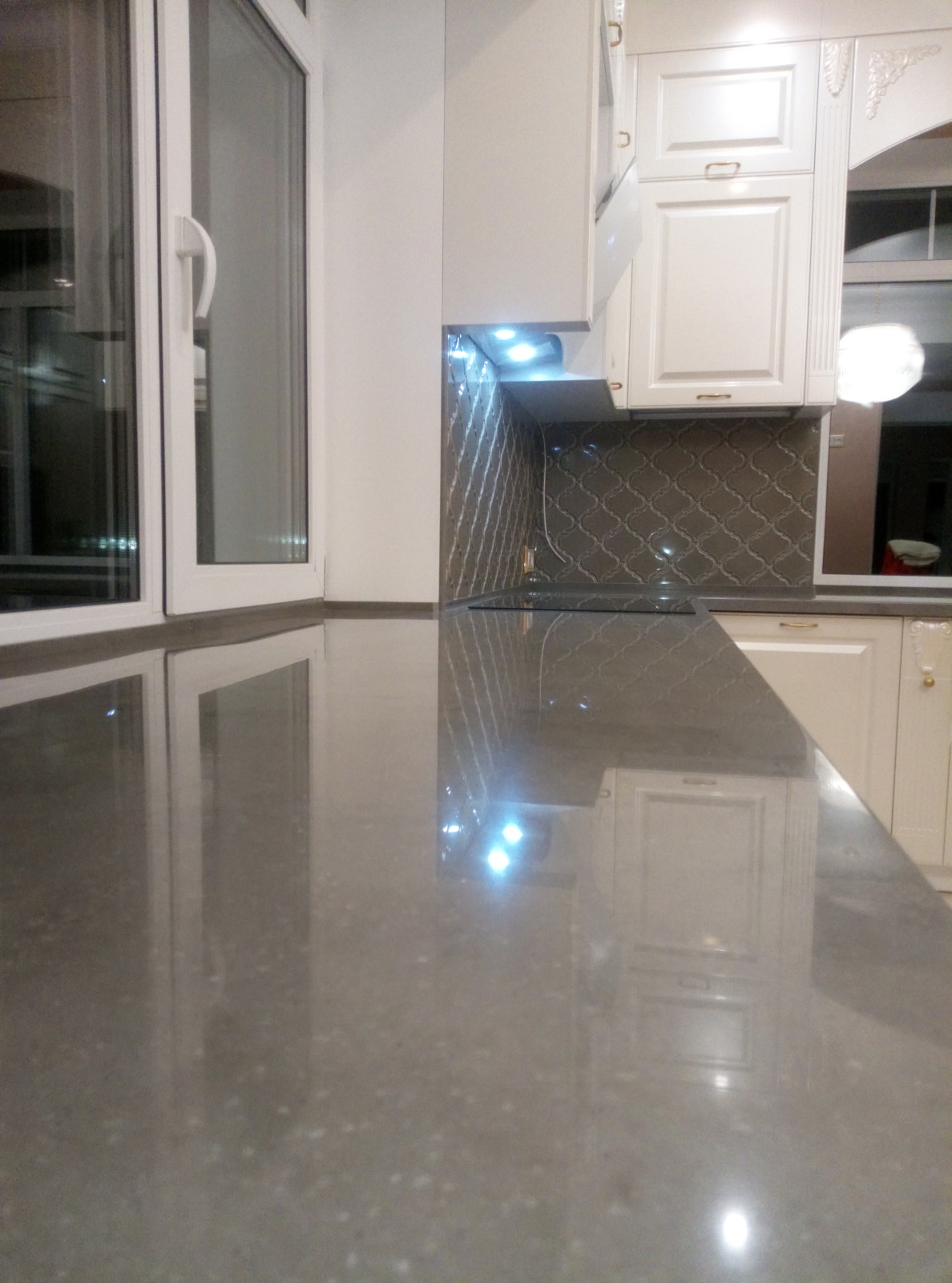 Кухня и гостиная с витринами