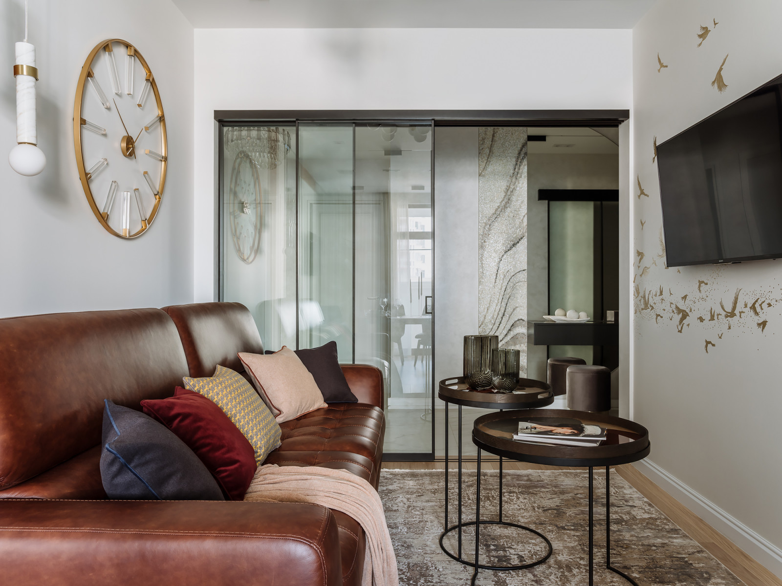 Проект недели: 24 кв.м. — кухня с двумя телевизорами