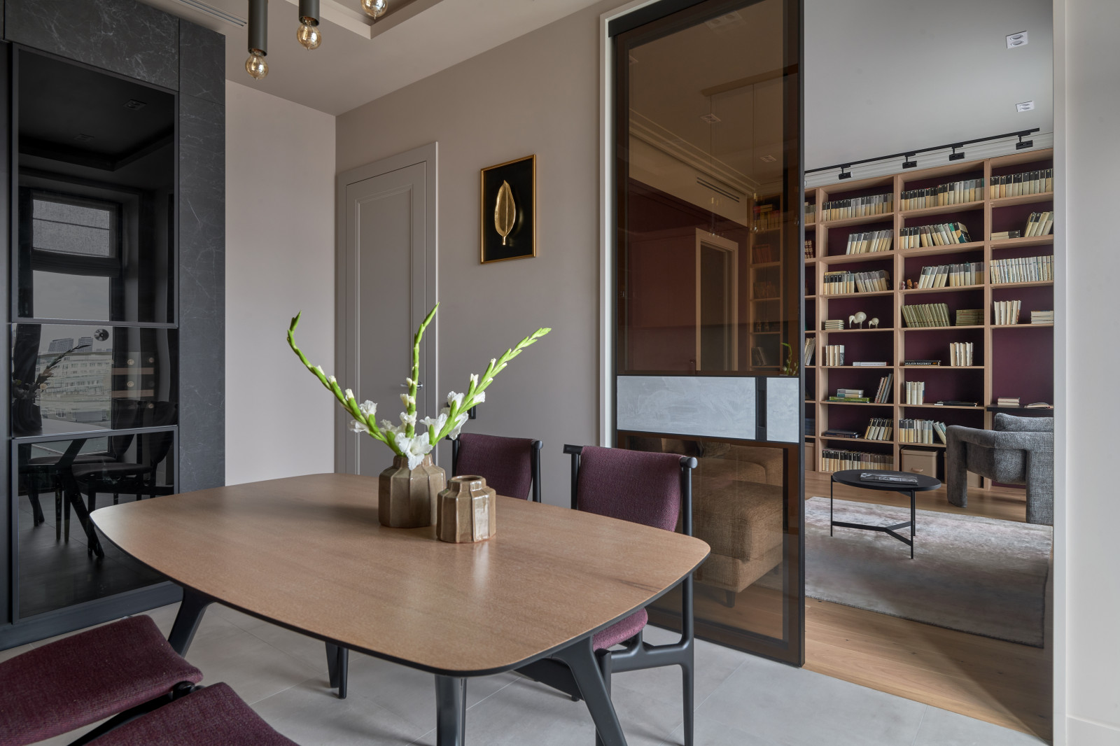 Современный интерьер с фиолетовыми акцентами