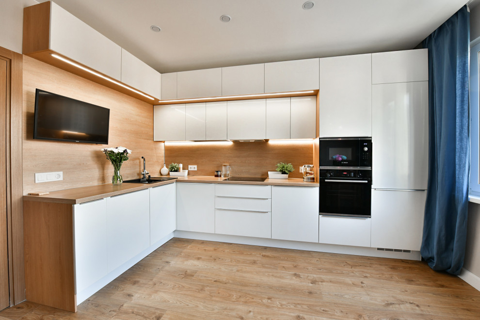 Белая глянцевая кухня с антресольнымверхом