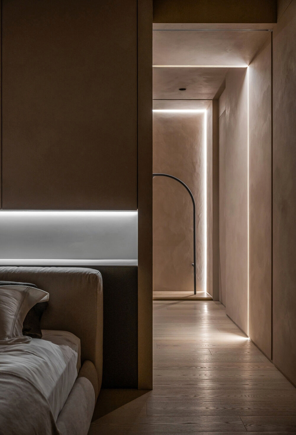 Современная спальня с гардеробной: декоративная штукатурка с эффектом арт-бетон