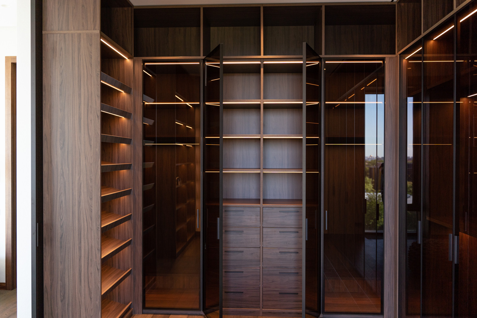 Обложка проекта: Гардеробная комната с распашными стеклянными RPE фасадами