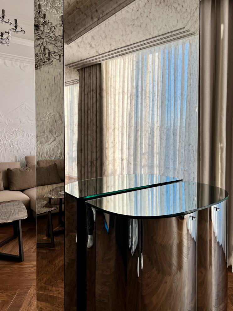 Зеркальные колонны из состаренного зеркала в шикарной гостиной