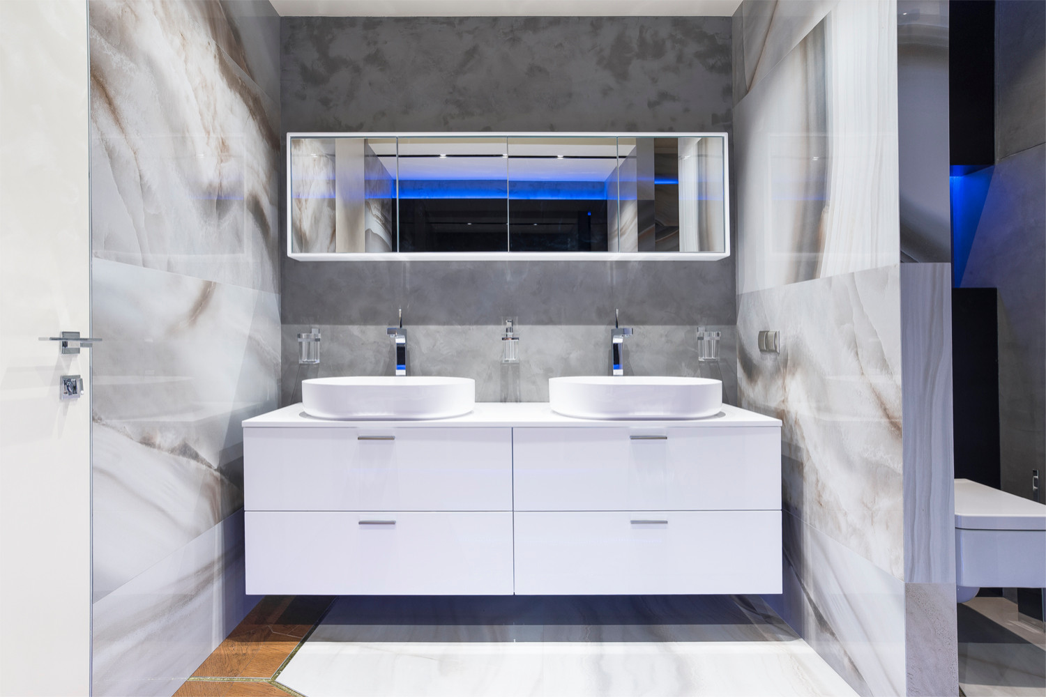 Ванная из оникса, снятая тремя разными сценариями освещения. ЖК "Алые Паруса".