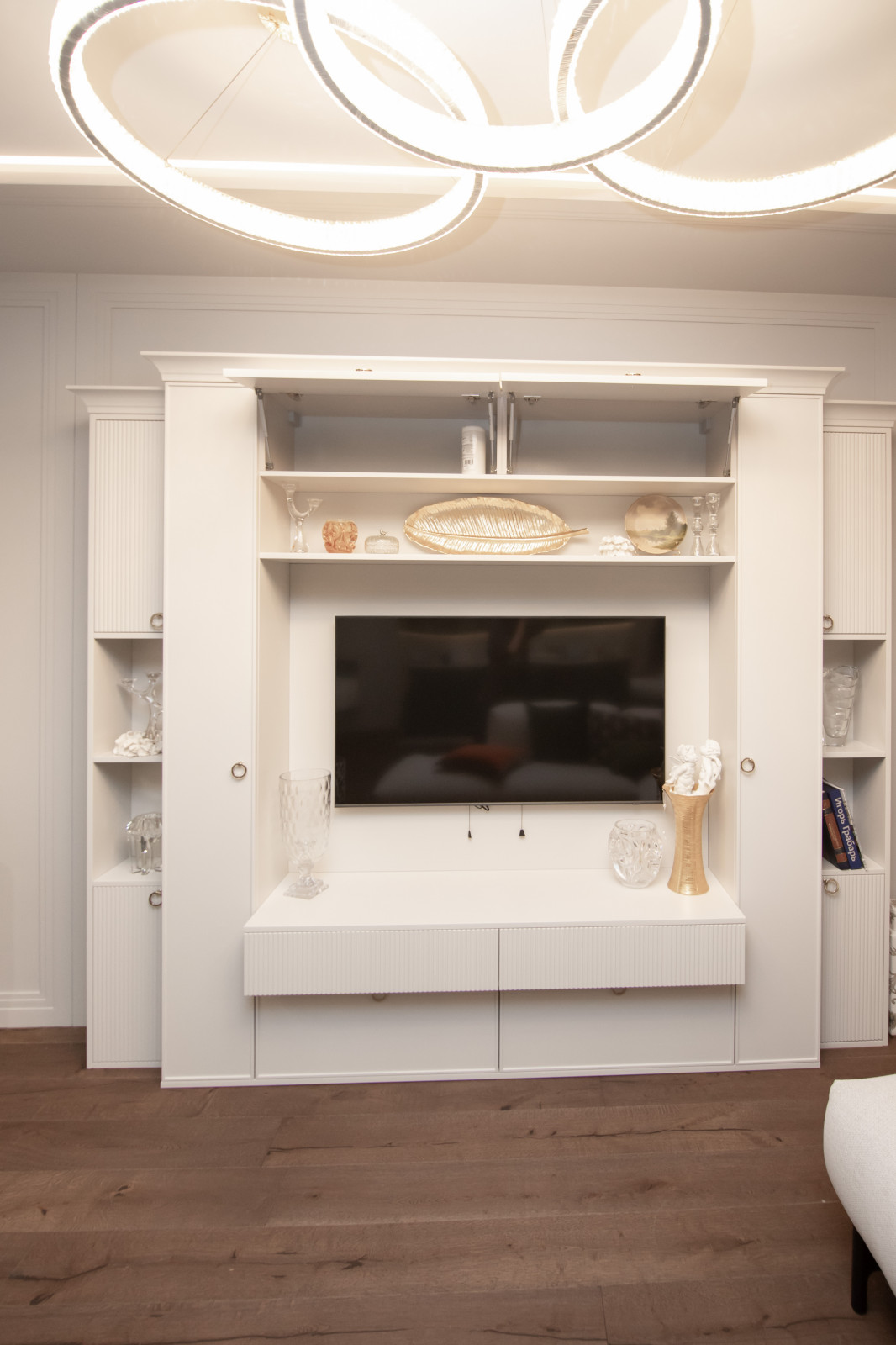 Стеллаж в гостиную для оформления ТВ-зоны