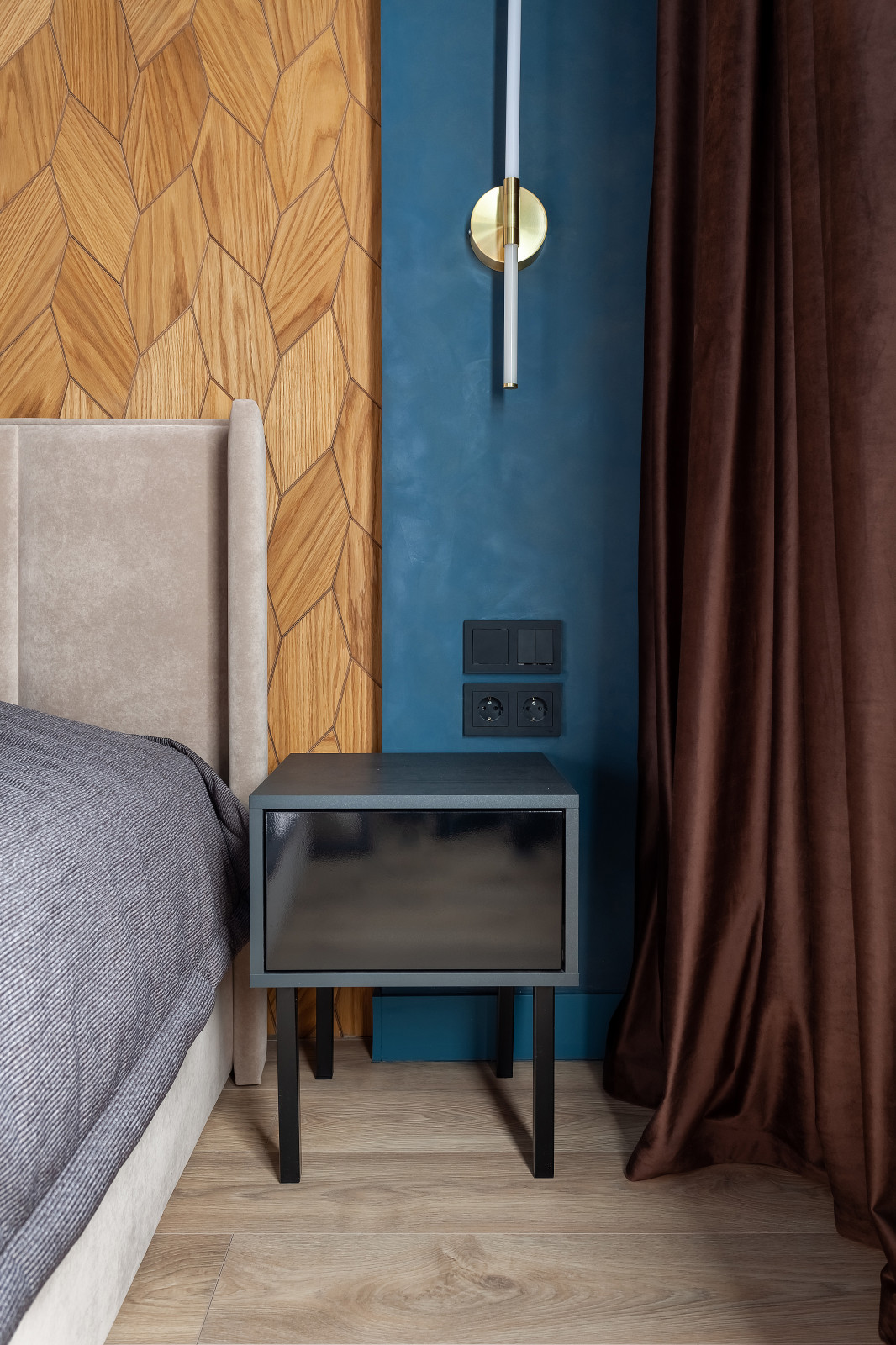 Прикроватные тумбы имеют древесную текстуру и черный глянцевый фасад