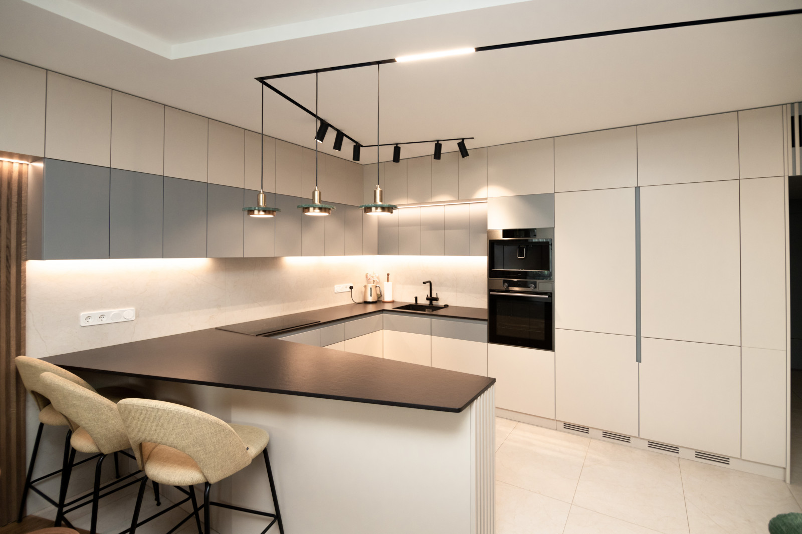 Современная кухня-гостиная с необычной барной стойкой и ТВ-зоной