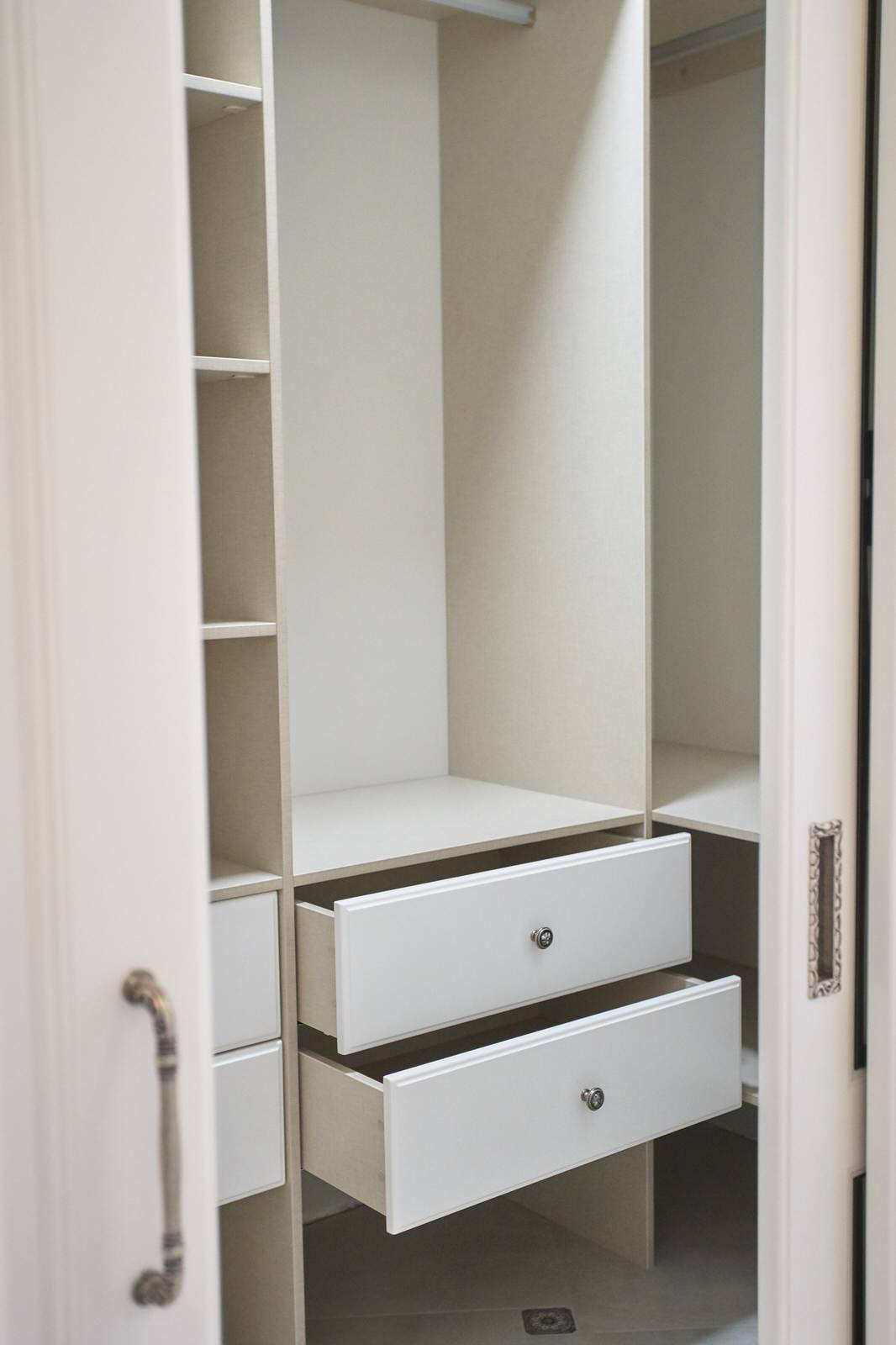 Гардеробная система классика raumplus с раздвижными и распашными дверьми