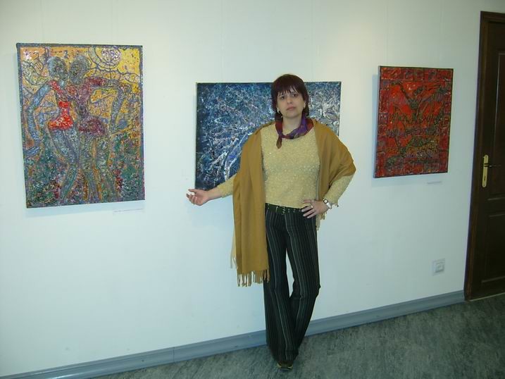 На фоне картин Лики Волчек