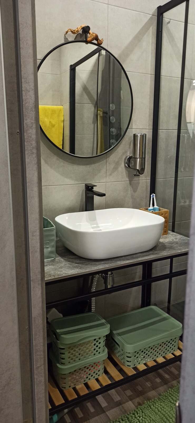 Современный интерьер с элементами лофта и сканди.