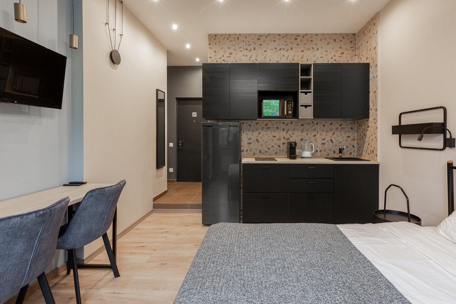 Студия для аренды с пятнистой плиткой