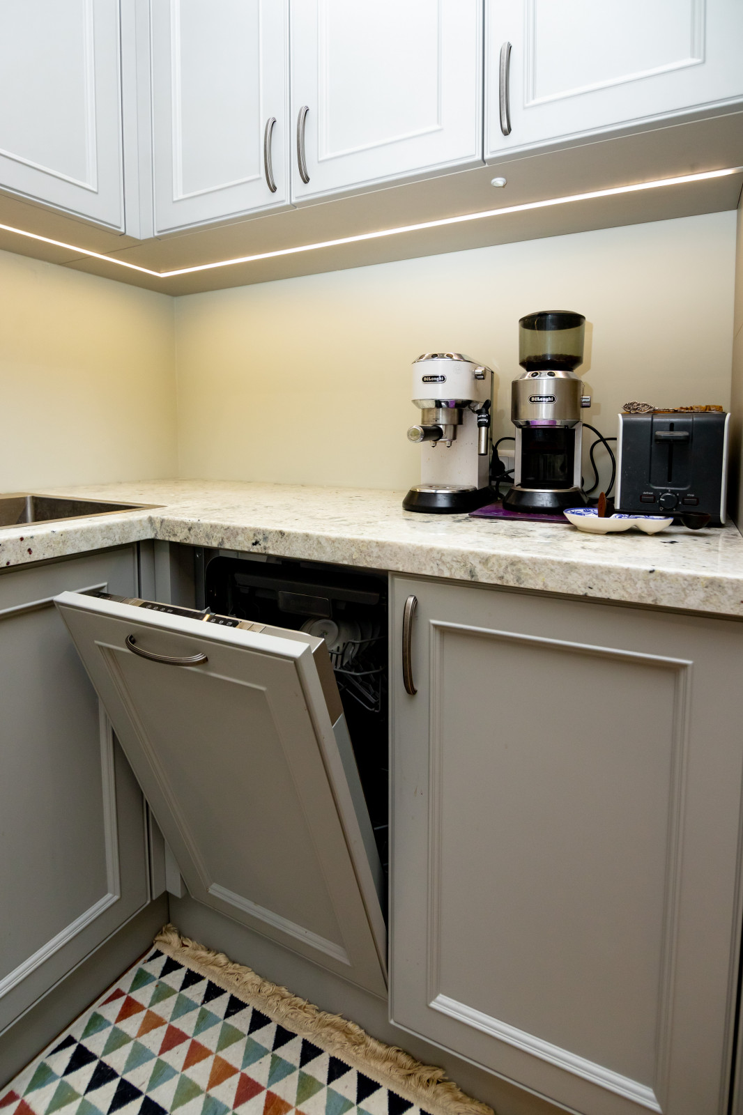 Светло-серая кухня в классическом стиле