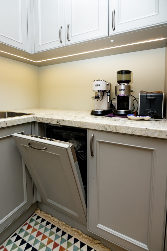 Светло-серая кухня в классическом стиле