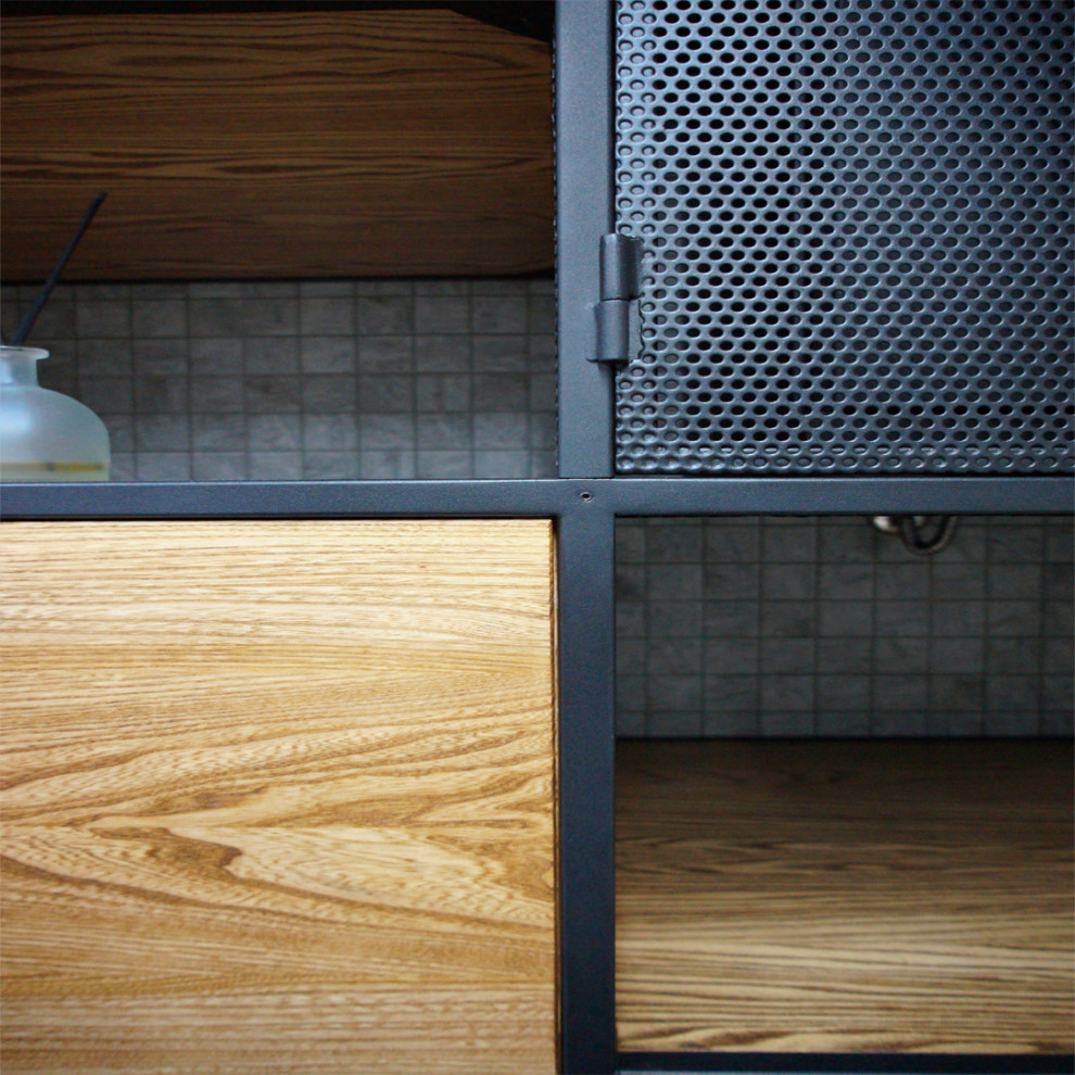 Встроенный шкаф с перфорированными дверцами