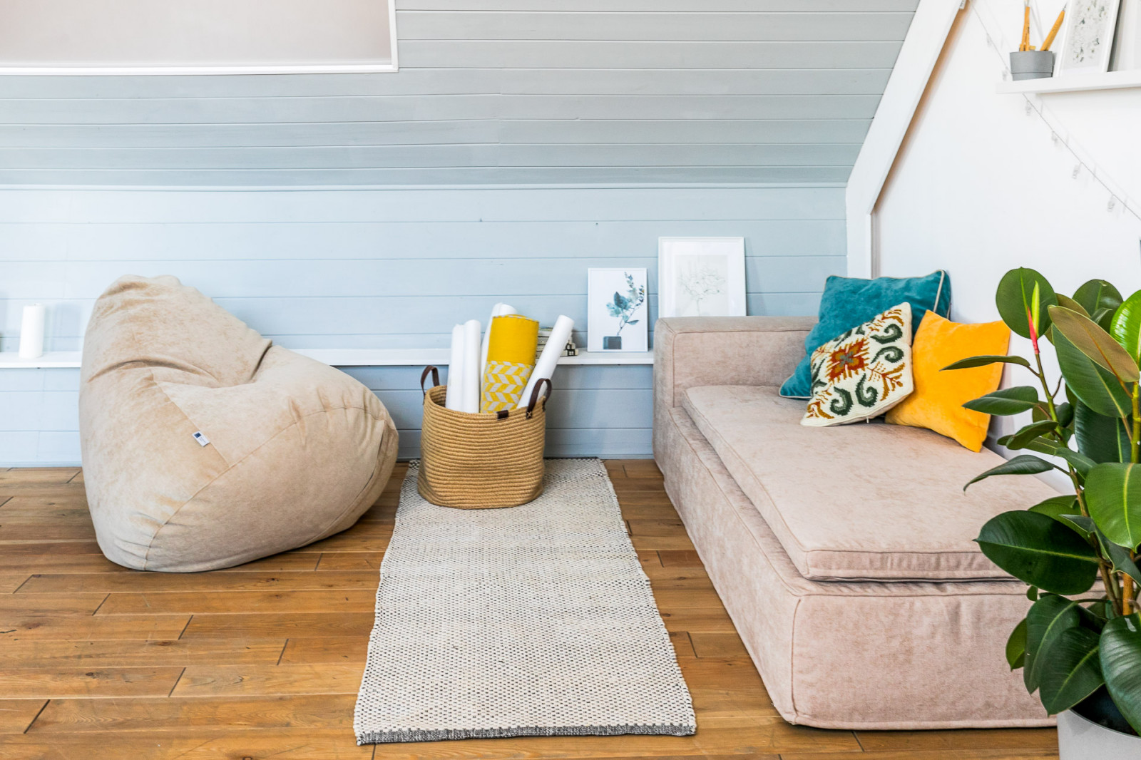 Лежак и кресло-мешок на чердаке